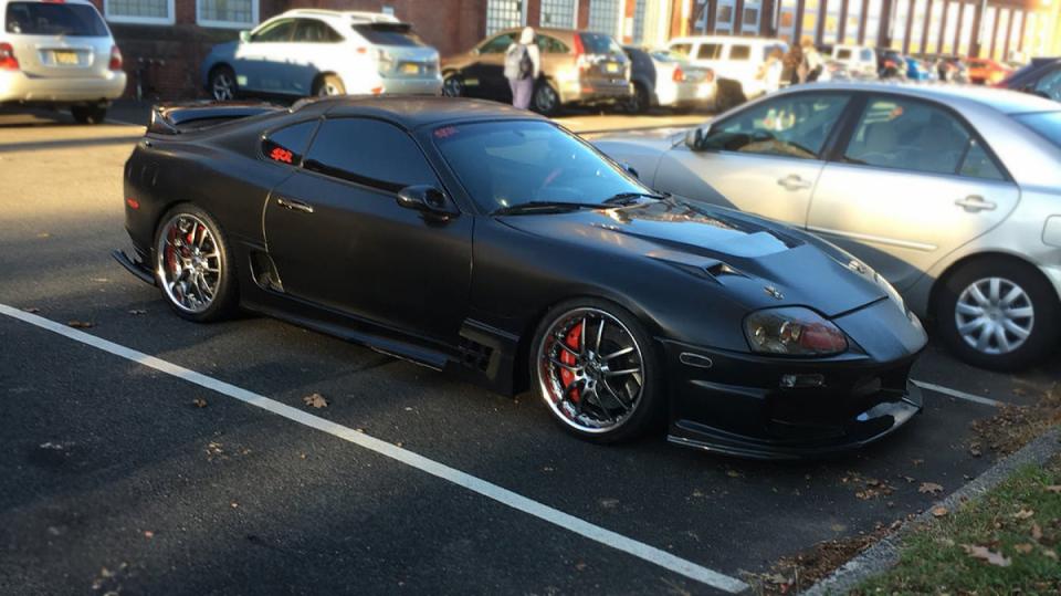 Upravená Toyota Supra nepatří studentovi, ale učiteli.